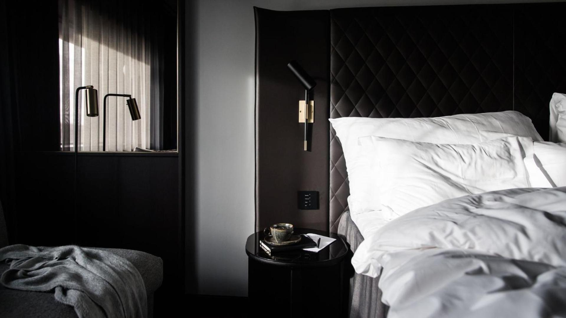 Hotel At Six
