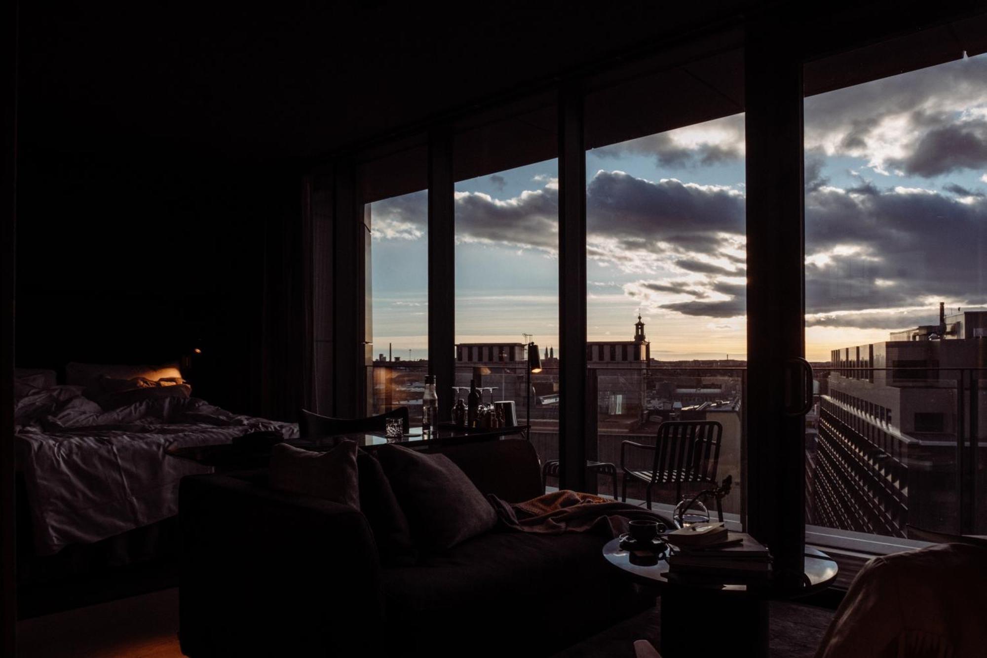 Hotel At Six